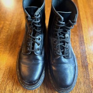 Dr. Martens Smooth Black Size 8 M (9 L)